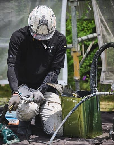 現場で作業する職人