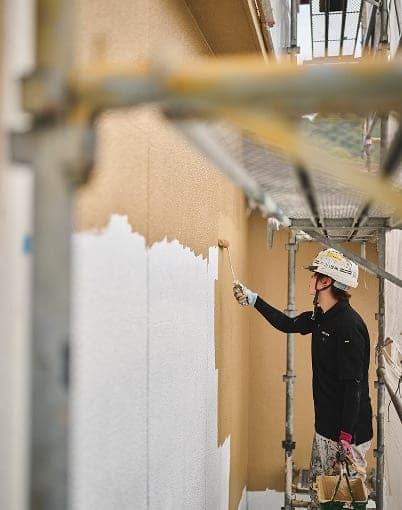 外壁を塗装する職人