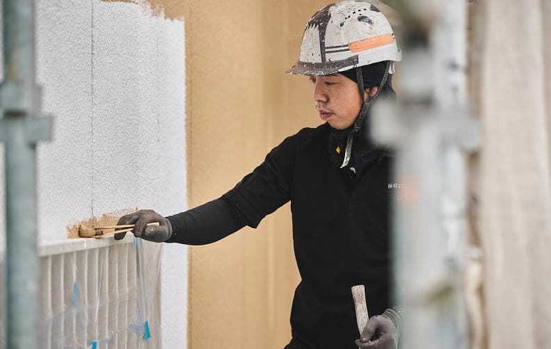 外壁を塗装する職人